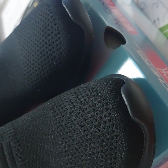 Sketchers Stretch Fit shoes (FREE HOUSE SHOES) - Picture 2 of 15